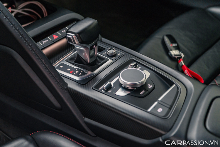 Tiến vào bên trong, Audi R8 V10 Plus mang đến cho người lái và hành khách đi cùng tầm nhìn phía trước khá thông thoáng, khác biệt hoàn toàn với người anh em Lamborghini Huracan với vị trí ngồi và góc lái có phần chật chội hơn. Hãng xe Đức trang bị cho thế hệ R8 Type 4S hệ thống “buồng lái ảo” với một màn hình hiển thị gần như toàn bộ thông tin trên xe, người lái có thể tùy chọn và điều chỉnh màn hình này thông qua một nút bấm đặt trên vô-lăng.