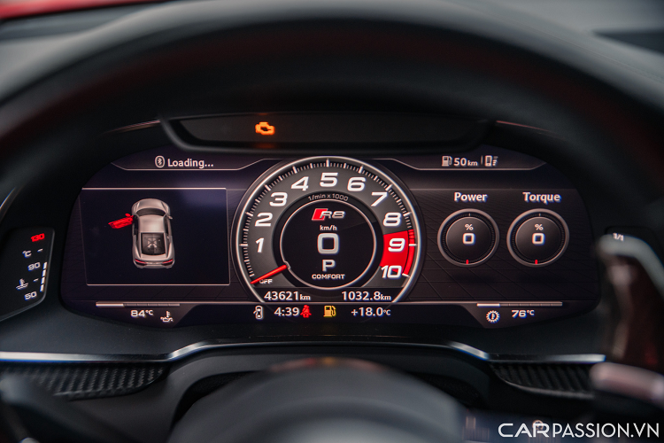 Cụm đèn hậu sử dụng công nghệ LED, phía dưới là hai khe thoát khí để lộ hệ thống ống xả bên trong. Nắp động cơ của xe có dạng trong suốt, để lộ vẻ đẹp của khối động cơ V10 và khoang máy được ốp sợi carbon. Hệ thống ống xả nguyên bản đã được nâng cấp lên loại “full system” tới từ thương hiệu Capristo giúp hơi thở thoát ra từ khối động cơ V10 mạnh mẽ hơn.