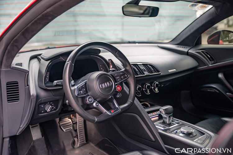 Đặt ở vị trí sau ô cửa sổ là nắp nhiên liệu bằng kim loại và đính thêm tên xe “R8” lên trên. Đuôi xe khỏe khoắn với sự xuất hiện của một cánh gió lớn và bộ khuếch tán làm từ sợi carbon trên phiên bản V10 Plus giúp cho ngoại hình của xe trở nên hiếu chiến hơn.