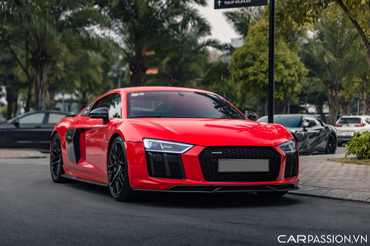 Chiếc Audi R8 V10 Plus tại Hà Nội này từng được nhập khẩu dưới dạng chính hãng và mang trên mình màu sơn đỏ tươi. Xe đang thuộc sở hữu của một tay chơi Hà Thành sở hữu nhiều siêu xe, xe sang như Ferrari 812 Superfast, Lamborghini Gallardo Squadra Corse, Bentley Bentayga và Mercedes-AMG G63.