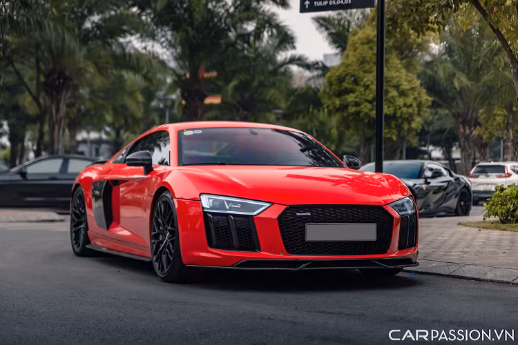 Chiếc Audi R8 V10 Plus tại Hà Nội này từng được nhập khẩu dưới dạng chính hãng và mang trên mình màu sơn đỏ tươi. Xe đang thuộc sở hữu của một tay chơi Hà Thành sở hữu nhiều siêu xe, xe sang như Ferrari 812 Superfast, Lamborghini Gallardo Squadra Corse, Bentley Bentayga và Mercedes-AMG G63.