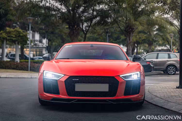 Nhờ hộp số tự động 7 cấp và hệ dẫn động 4 bánh Quattro trứ danh của Audi, chiếc R8 V10 Plus này chỉ mất 3,2 giây để tăng tốc từ 0-100 km/h, 0-200 km/h mất 9,9 giây trước khi đạt vận tốc tối đa 330 km/h. Hiện giá xe Audi R8 V10 Plus đang được chào bán với mức gần 9 tỷ đồng ở Hà Nội.