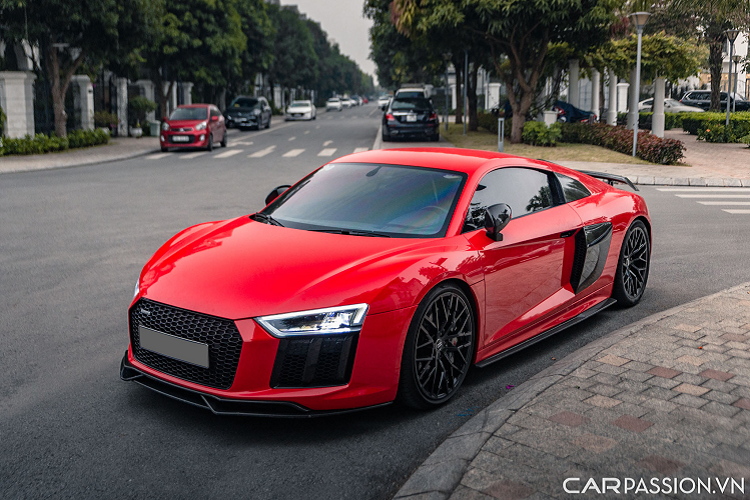 Hầu hết những chiếc siêu xe Audi R8 thuộc dòng này được đưa về Việt Nam đều được sơn màu đỏ nổi bật cùng bộ mâm đa chấu màu đen, số khác lại mang trên mình màu sơn đen giản đơn cùng bộ mâm 5 chấu kép thể thao.