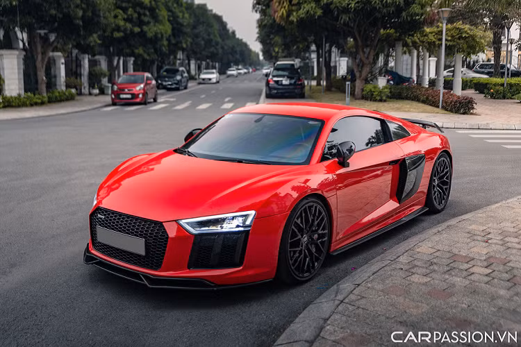 Hầu hết những chiếc siêu xe Audi R8 thuộc dòng này được đưa về Việt Nam đều được sơn màu đỏ nổi bật cùng bộ mâm đa chấu màu đen, số khác lại mang trên mình màu sơn đen giản đơn cùng bộ mâm 5 chấu kép thể thao.
