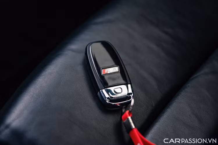 Vô-lăng 3 chấu trên Audi R8 có thiết kế hiện đại, tích hợp lẫy chuyển số, nút Start/Stop Engine và nút điều chỉnh hệ thống Audi Drive Select với 4 chế độ lái bao gồm: Comfort, Auto, Dynamic và Individual. Sự đa dạng về những chế độ lái mà Audi cung cấp mang đến cho khách hàng khả năng điều chỉnh linh hoạt chiếc R8 về hệ thống treo, độ nhạy của chân ga,…