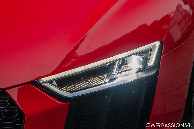 Ngoài ra, chủ sở hữu trước của xe đã lắp đặt cho chiếc R8 V10 Plus này bộ bodykit giản đơn bằng chất liệu carbon, thay thế một số chi tiết nhỏ nhằm hoàn thiện hơn nữa vẻ đẹp của chiếc xe thể thao đến từ Đức.