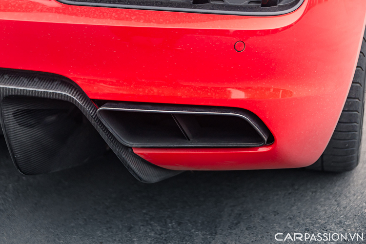 Xe sử dụng hệ thống đèn chiếu sáng LED tích hợp đèn Laser hiện đại với thiết kế sắc sảo. Chất liệu carbon còn xuất hiện trên nhiều chi tiết tại thân thân xe như ốp gương chiếu hậu, hốc gió hai bên thân xe,… Chiếc Audi R8 V10 Plus này được trang bị bộ mâm đa chấu sơn đen khá hầm hố, ẩn bên trong là cùm phanh sơn bạc kết hợp với đĩa phanh carbon ceramic.