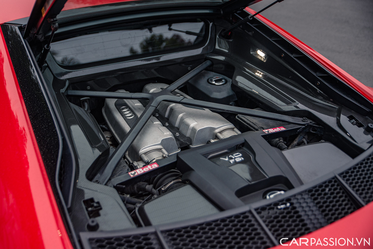 Việc có sự xuất hiện của hệ thống “buồng lái ảo” này giúp cho người lái có thể dễ dàng thao tác điều chỉnh những chức năng chính trên xe mà không cần phải thông qua một màn hình trung tâm đặt trên bảng táp-lô. Điểm nhấn trong khoang nội thất nằm ở những chi tiết được ốp sợi carbon mờ như : hốc điều hòa, bảng táp-lô và bệ tì tay trung tâm.