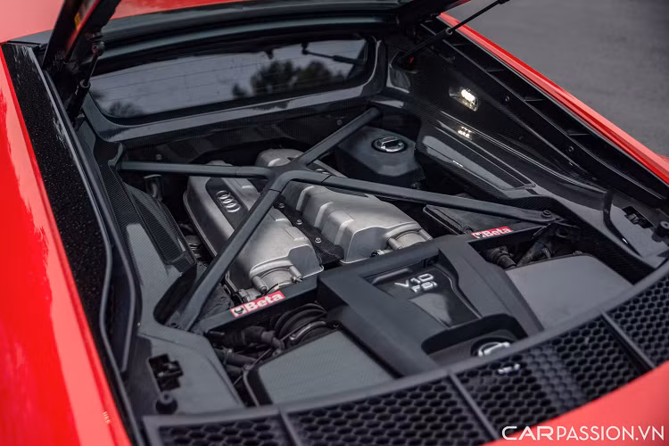 Việc có sự xuất hiện của hệ thống “buồng lái ảo” này giúp cho người lái có thể dễ dàng thao tác điều chỉnh những chức năng chính trên xe mà không cần phải thông qua một màn hình trung tâm đặt trên bảng táp-lô. Điểm nhấn trong khoang nội thất nằm ở những chi tiết được ốp sợi carbon mờ như : hốc điều hòa, bảng táp-lô và bệ tì tay trung tâm.