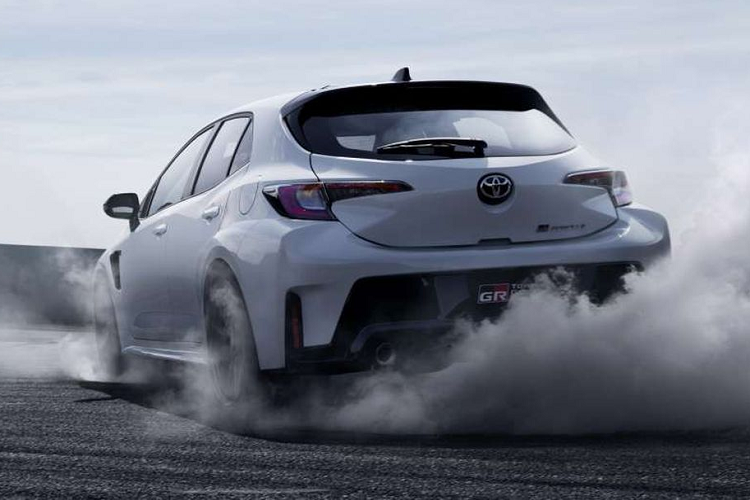 Tiếp đến là vòm bánh xe cơ bắp, cánh gió sau và bộ khuếch tán được tích hợp vào cản sau màu đen. Ở phía khoang cabin, Toyota GR Corolla 2023 được trang bị bảng đồng hồ kỹ thuật số 12,3 inch. Màn hình trung tâm giải trí 8 inch mới cung cấp khả năng điều hướng dựa trên đám mây...