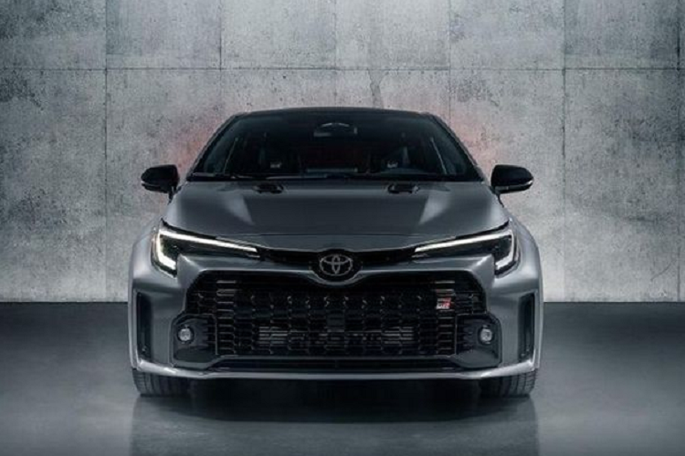 Chưa hết, chiếc hot hatch còn có hệ thống kiểm soát hành trình bằng radar Dynamic Radar Cruise Control, đèn pha thông minh, hỗ trợ nhận diện biển báo giao thông, nhắc nhở hàng ghế sau, màn hình giám sát điểm mù, cảnh báo phương tiện giao thông cắt ngang phía sau và hệ thống hỗ trợ khởi hành ngang dốc.