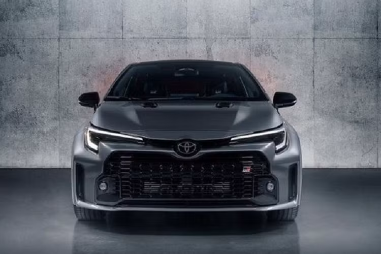 Chưa hết, chiếc hot hatch còn có hệ thống kiểm soát hành trình bằng radar Dynamic Radar Cruise Control, đèn pha thông minh, hỗ trợ nhận diện biển báo giao thông, nhắc nhở hàng ghế sau, màn hình giám sát điểm mù, cảnh báo phương tiện giao thông cắt ngang phía sau và hệ thống hỗ trợ khởi hành ngang dốc.