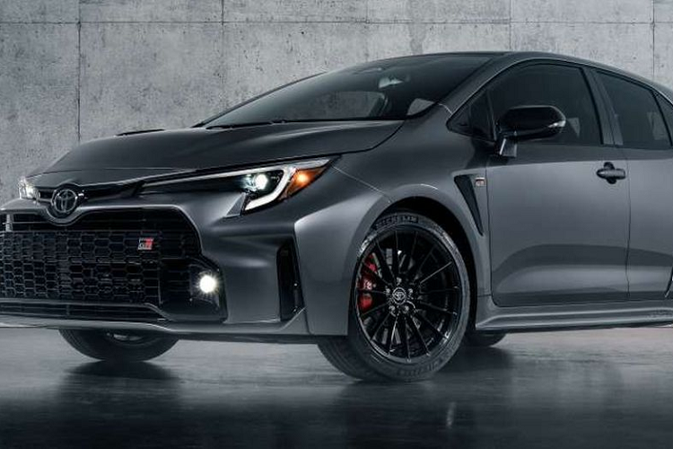 Người lái có thể thay đổi tỷ lệ lực kéo giữa 2 cầu theo 3 mức: 60:40, 50:50 hay 30:70. Sức mạnh này cho phép xe tăng tốc từ 0-100 km/h trong thời gian 5,5 giây. Mẫu hatchback được nâng cấp hệ thống treo nhằm mang đến cảm giác lái thể thao hơn. Hãng cũng bổ sung bộ vi sai chống trượt ở cả cầu trước và cầu sau.