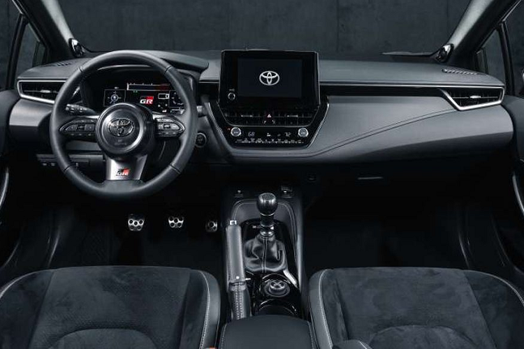 So với phiên bản tiêu chuẩn, GR Corolla có ngoại hình hầm hố hơn hẳn. Điều này được thể hiện rõ ràng nhất ở phần đầu xe với lưới tản nhiệt cỡ lớn có các nan dạng tổ ong cùng các khe hút gió ở hai bên. Cụm đèn pha kết hợp với đèn định vị ban ngày tạo hình chữ L bắt mắt