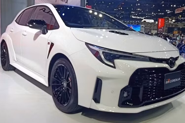 Giá xe Toyota GR Corolla 2023 từ 3,949 triệu Baht (khoảng 2,75 tỷ đồng) được bán tại Thái Lan với số lượng chỉ 9 chiếc. Xe có 2 phiên bản màu ngoại thất Precious Black và White Ice Cap. Nội thất màu Ignition Red đắt hơn bản Black Smoke 10.000 Baht, tương khoảng 7 triệu VNĐ.