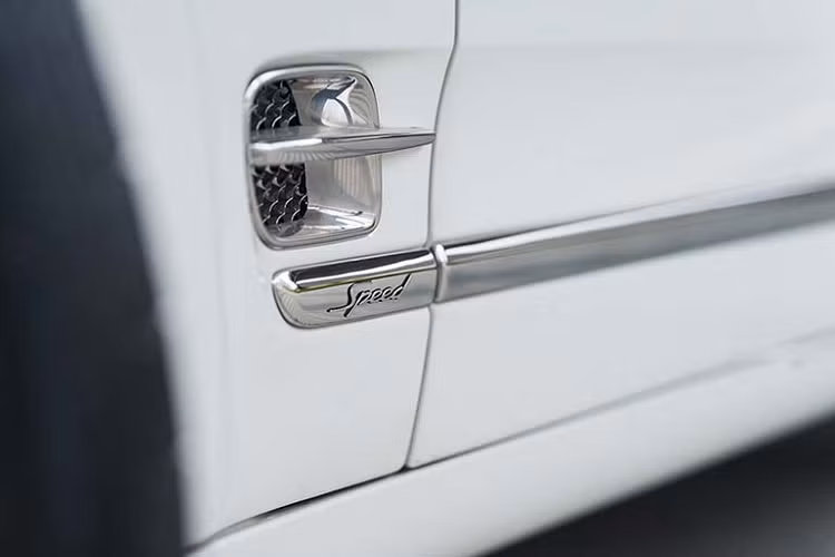 Xe siêu sang Bentley Mulsanne Speed mới làm xe hoa cho đám cưới cậu cả ở tỉnh Bình Dương được trang bị khối động cơ V8, tăng áp kép, dung tích 6.75 lít, sản sinh công suất tối đa 530 mã lực tại vòng tua 4.200 vòng/phút và mô-men xoắn cực đại 1.100 Nm tại vòng tua máy 1750 vòng/phút.