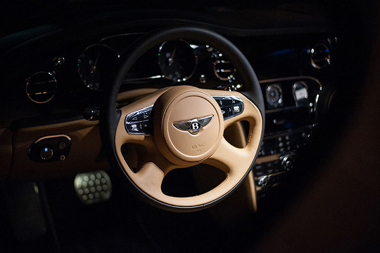 Sau 4 tháng tậu chiếc xe Bentley Mulsanne Speed này, nữ doanh nhân Bình Dương mới đi bấm biển số cho xe và khiến không ít người choáng trước độ mát tay của mình với "chứng minh nhân dân" 61A-45678.