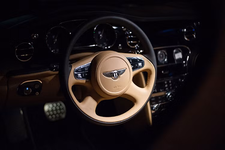 Sau 4 tháng tậu chiếc xe Bentley Mulsanne Speed này, nữ doanh nhân Bình Dương mới đi bấm biển số cho xe và khiến không ít người choáng trước độ mát tay của mình với "chứng minh nhân dân" 61A-45678.