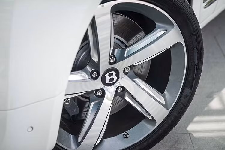 Được biết, sau 5 năm có mặt, đây vẫn là chiếc xe Bentley Mulsanne Speed đầu tiên và duy nhất tại Bình Dương tính đến thời điểm hiện tại.