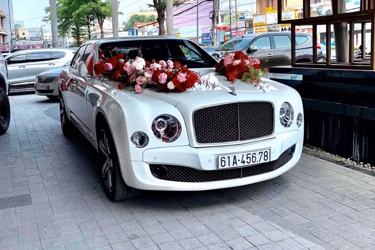 Một đám cưới mới diễn ra ở tỉnh Bình Dương đã gây chú ý cộng đồng mạng khi có sự xuất hiện của chiếc xe siêu sang Bentley Mulsanne Speed độc nhất vô nhị ở tỉnh thành này. Điểm làm nên sự hấp dẫn của chiếc xe hoa Bentley Mulsanne Speed ở tỉnh Bình Dương còn phải kể đến chiếc biển số hết sức đẹp mắt 456.78 hay còn được giới luận biển đánh giá là sảnh rồng đỉnh và đắt thứ 2 sau biển 567.89.