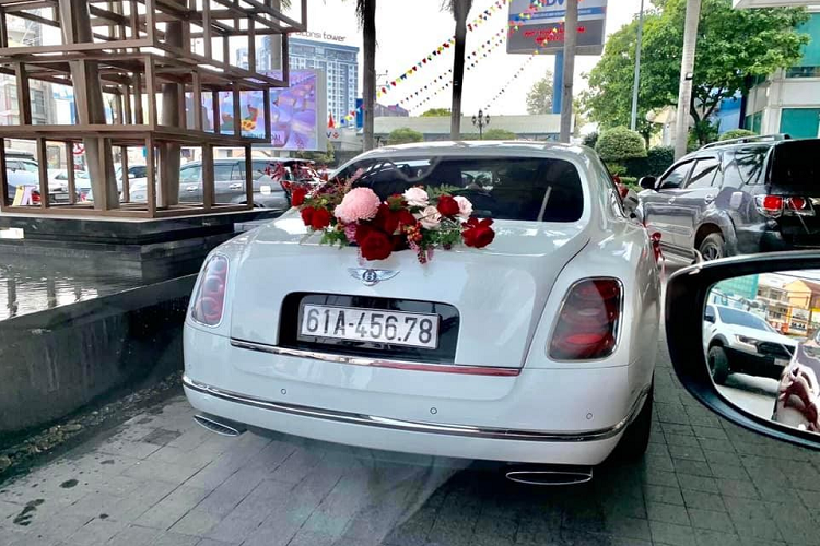 Hình ảnh chụp lại cho thấy, chiếc xe siêu sang Bentley Mulsanne Speed được trang trí hoa hồng cỡ lớn trên nắp capô và phía trên cửa khoang hành lý phía sau cũng được đính thêm hoa cưới để giúp chiếc xe hoa đắt tiền trở nên nổi bật. Ngoài ra các tay nắm cửa cũng được trang bị thêm hoa