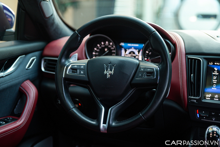Bước vào bên trong, Khoang nội thất của chiếc Levante S trong bài viết gây ấn tượng với phối màu đỏ/đen cá tính và những đường chỉ khâu màu trắng. Tựa đầu ghế thêu logo 'cây đinh ba' đặc trưng. Cabin được bọc da tự nhiên Ermenegildo Zegna cao cấp. Maserati đã phát triển vật liệu ghế mới được làm từ tơ lụa Zegna cho mẫu xe thể thao Levante S.
