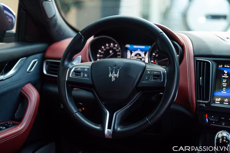Bước vào bên trong, Khoang nội thất của chiếc Levante S trong bài viết gây ấn tượng với phối màu đỏ/đen cá tính và những đường chỉ khâu màu trắng. Tựa đầu ghế thêu logo 'cây đinh ba' đặc trưng. Cabin được bọc da tự nhiên Ermenegildo Zegna cao cấp. Maserati đã phát triển vật liệu ghế mới được làm từ tơ lụa Zegna cho mẫu xe thể thao Levante S.