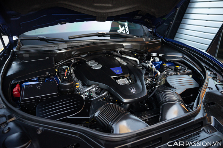 Maserati Levante S được trang bị hệ thống giải trí tiên tiến có tính năng CarPlay của Apple, Android Auto, nhận diện giọng nói. Ở trung tâm là màn hình cảm ứng kích thước 8 inch có độ phân giải cực cao cùng với nhiều tính năng kết nối, ứng dụng hiện đại. Hệ thống dàn âm thanh 8 loa cao cấp của Bowers &amp; Wilkins sẽ mang lại cảm giác chân thật nhất và trải nghiệm tuyệt vời khi ngồi trên xe.