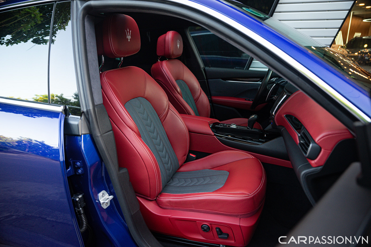 Vô-lăng trên xe có dạng 3 chấu và được bọc da tối màu, tích hợp các nút bấm hỗ trợ người lái cũng như lẫy chuyển số. Phía sau là cụm đồng hồ tốc độ dạng analog và đồ hoạ màn hình điện tử hiển thị tất cả thông tin xe.