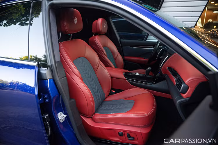 Vô-lăng trên xe có dạng 3 chấu và được bọc da tối màu, tích hợp các nút bấm hỗ trợ người lái cũng như lẫy chuyển số. Phía sau là cụm đồng hồ tốc độ dạng analog và đồ hoạ màn hình điện tử hiển thị tất cả thông tin xe.