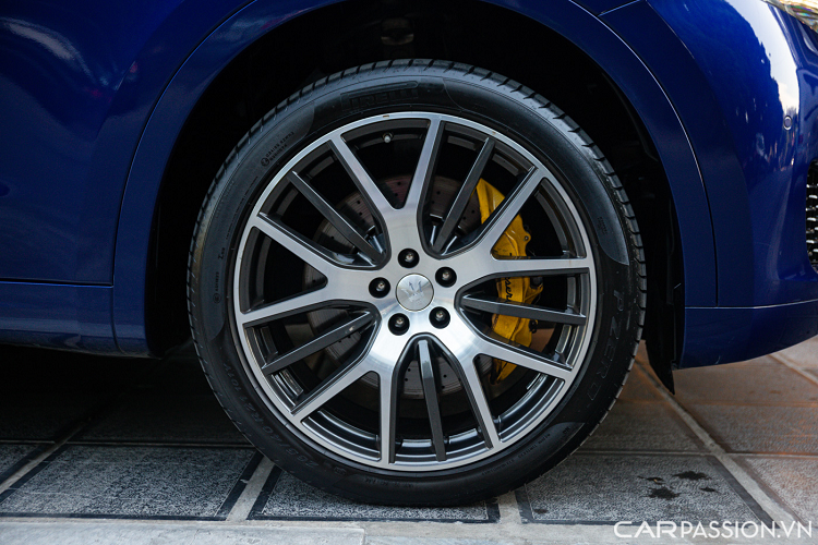 Maserati Levante S sở hữu kích thước Dài x Rộng x Cao lần lượt là 5.003 x 1.968 x 1.679 (mm), chiều dài trục cơ sở đạt 3.004 mm. Ngoài ra xe còn được trang bị hàng loạt công nghệ hiện đại như hệ thống giám sát điểm mù, hệ thống cảm biến đỗ xe phía trước và phía sau, camera chiếu hậu và chìa khóa thông minh tích hợp tính năng khởi động xe từ xa.