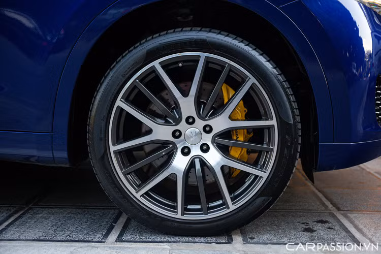 Maserati Levante S sở hữu kích thước Dài x Rộng x Cao lần lượt là 5.003 x 1.968 x 1.679 (mm), chiều dài trục cơ sở đạt 3.004 mm. Ngoài ra xe còn được trang bị hàng loạt công nghệ hiện đại như hệ thống giám sát điểm mù, hệ thống cảm biến đỗ xe phía trước và phía sau, camera chiếu hậu và chìa khóa thông minh tích hợp tính năng khởi động xe từ xa.