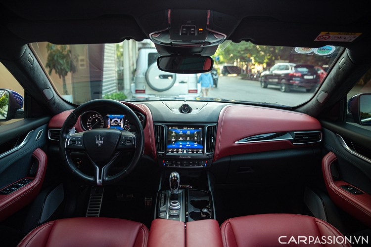 Đuôi xe có thiết kế cơ bắp, cụm đèn hậu LED to bản và hệ thống ống xả thể thao với 4 chụp xả chia đều hai bên. Logo 'Maserati' bằng kim loại đặt ở vị trí trung tâm và tên xe 'Levante' đặt phía tay phải.