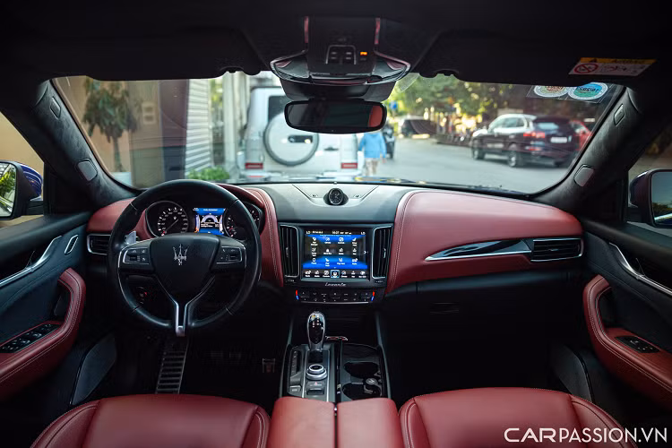 Đuôi xe có thiết kế cơ bắp, cụm đèn hậu LED to bản và hệ thống ống xả thể thao với 4 chụp xả chia đều hai bên. Logo 'Maserati' bằng kim loại đặt ở vị trí trung tâm và tên xe 'Levante' đặt phía tay phải.