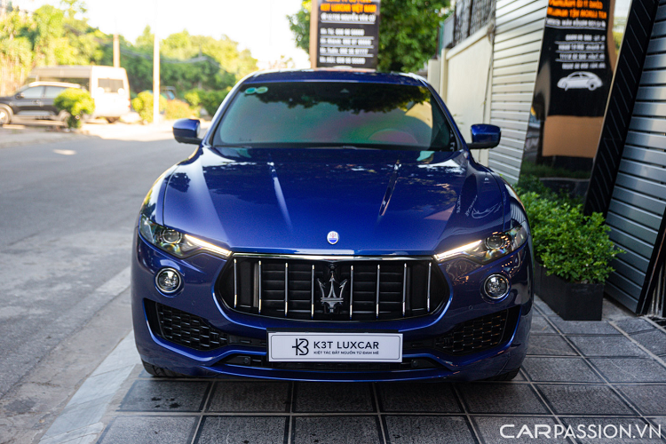 Phiên bản Maserati Levante S đời 2018 sở hữu cản trước có tạo hình sắc sảo với hai khe hút gió cỡ lớn, lưới tản nhiệt nan kép có dạng mũi tên đi ngược vào bên trong. Theo Maserati, thiết kế của lưới tản nhiệt có tác dụng giúp tăng độ bám đường cho mẫu SUV hiệu năng cao.