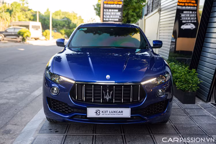 Phiên bản Maserati Levante S đời 2018 sở hữu cản trước có tạo hình sắc sảo với hai khe hút gió cỡ lớn, lưới tản nhiệt nan kép có dạng mũi tên đi ngược vào bên trong. Theo Maserati, thiết kế của lưới tản nhiệt có tác dụng giúp tăng độ bám đường cho mẫu SUV hiệu năng cao.