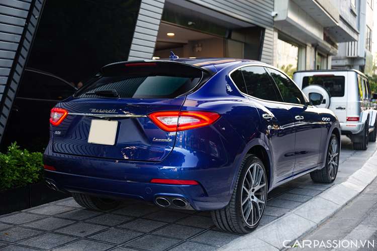 Khi mới ra mắt tại Việt Nam, giá xe Maserati Levante S 2018 chính hãng khoảng hơn 5 tỷ đồng. Xe sở hữu cản trước có tạo hình sắc sảo với hai khe hút gió cỡ lớn, lưới tản nhiệt nan kép có dạng mũi tên đi ngược vào bên trong. Theo Maserati, thiết kế của lưới tản nhiệt có tác dụng giúp tăng độ bám đường cho mẫu SUV hiệu năng cao.