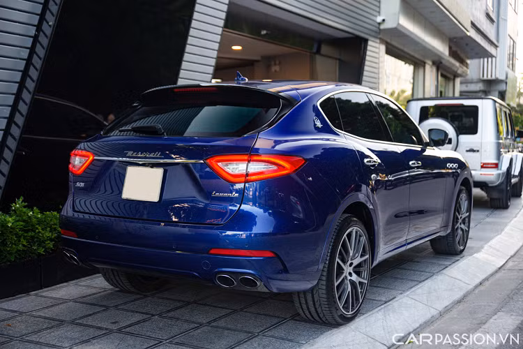 Khi mới ra mắt tại Việt Nam, giá xe Maserati Levante S 2018 chính hãng khoảng hơn 5 tỷ đồng. Xe sở hữu cản trước có tạo hình sắc sảo với hai khe hút gió cỡ lớn, lưới tản nhiệt nan kép có dạng mũi tên đi ngược vào bên trong. Theo Maserati, thiết kế của lưới tản nhiệt có tác dụng giúp tăng độ bám đường cho mẫu SUV hiệu năng cao.