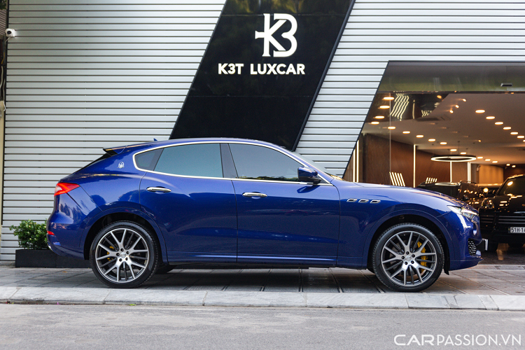 Hệ thống đèn chiếu sáng trên xe là loại LED Matrix hiện đại có thiết kế đẹp mắt, đèn sương mù dạng tròn. Logo “cây đinh ba” to bản đặc trưng đặt tại chính giữa lưới tản nhiệt.