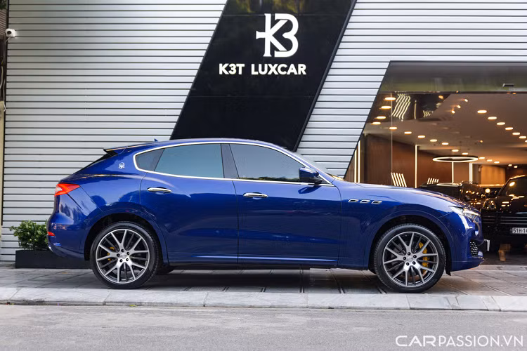 Hệ thống đèn chiếu sáng trên xe là loại LED Matrix hiện đại có thiết kế đẹp mắt, đèn sương mù dạng tròn. Logo “cây đinh ba” to bản đặc trưng đặt tại chính giữa lưới tản nhiệt.