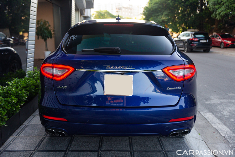 Hông xe còn sở hữu 3 khe thoát gió đặt tại cột A, logo cây đinh ba cũng được gắn tại cột C tạo điểm đặc trưng cho Levante. Chiếc Levante S trong bài được trang bị bộ mâm đa chấu có kích thước 21 inch sơn 2 tông màu, sâu bên trong là cùm phanh màu vàng.