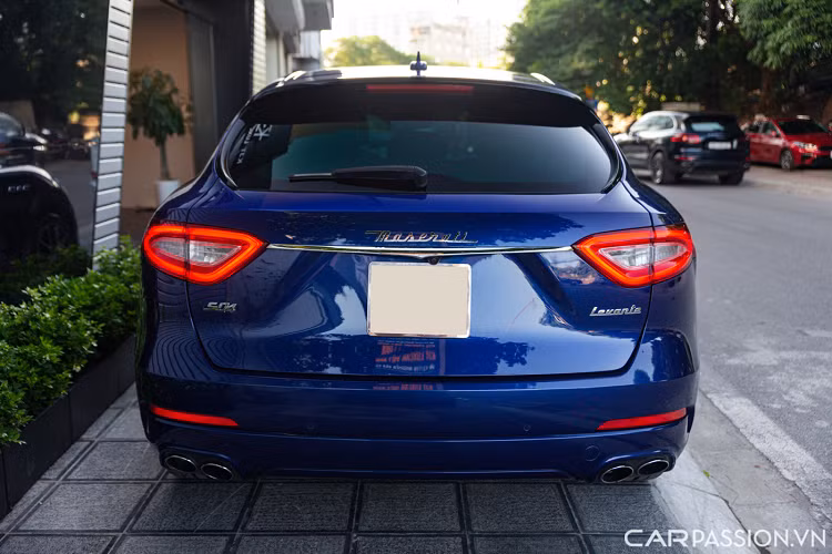 Hông xe còn sở hữu 3 khe thoát gió đặt tại cột A, logo cây đinh ba cũng được gắn tại cột C tạo điểm đặc trưng cho Levante. Chiếc Levante S trong bài được trang bị bộ mâm đa chấu có kích thước 21 inch sơn 2 tông màu, sâu bên trong là cùm phanh màu vàng.