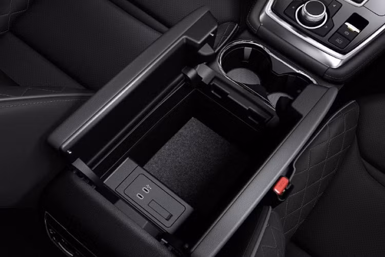 Về động cơ, Mazda CX-8 2023 có 3 tùy chọn động cơ. Thứ nhất là động cơ tăng áp 2.5 lít, sản sinh công suất tối đa 230 mã lực tại 4.250 vòng/phút và mô-men xoắn cực đại 420 Nm tại 2.000 vòng/phút. Thứ 2 là động cơ 4 xi-lanh 2.5 lít hút khí tự nhiên, cung cấp 190 mã lực tại 6.000 vòng/phút, mô-men xoắn 252 Nm tại 4.000 vòng/phút.