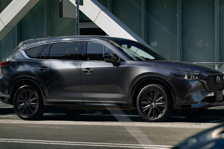 Cụm đèn pha này đi kèm 20 thành phần chiếu sáng thay vì 12 như trước nhằm tăng tầm nhìn cho người lái vào ban đêm.Phía đuôi xe, cụm đèn hậu LED mới được thiết kế với tạo hình 2 chữ "L" nằm ngang bên trong, gợi nhớ đến hình ảnh quen thuộc của người anh em Mazda CX-5 2022.