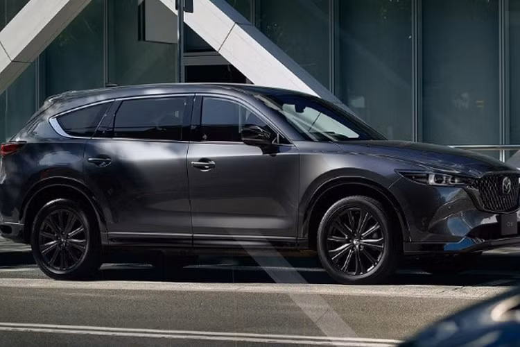 Cụm đèn pha này đi kèm 20 thành phần chiếu sáng thay vì 12 như trước nhằm tăng tầm nhìn cho người lái vào ban đêm.Phía đuôi xe, cụm đèn hậu LED mới được thiết kế với tạo hình 2 chữ "L" nằm ngang bên trong, gợi nhớ đến hình ảnh quen thuộc của người anh em Mazda CX-5 2022.