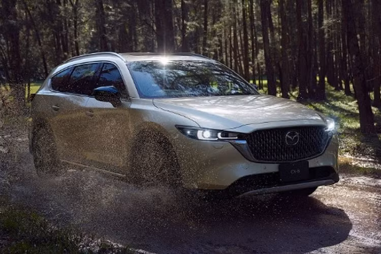 Đèn pha của mẫu xe đa dụng Mazda CX-8 2023 này cũng được làm mới sắc nét hơn tích hợp đèn chiếu sáng ban ngày hình chữ L gợi nhớ đến CX-60 và CX-5. Ngoài ra, khách hàng có thể tùy chọn trang bị đèn pha với công nghệ LED thích ứng cho xe của mình.