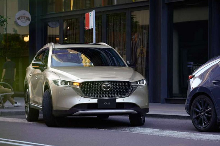 CX-8 cũng được bổ sung thêm một số trang bị an toàn như: hệ thống Cruising and Traffic Support, cho phép xe tự tăng tốc, phanh và giữ làn ở tốc độ thấp mà không cần sự can thiệp của người lái. Dự kiến, xe sẽ được bán ra tại thị trường Nhật Bản vào cuối tháng 12, giá xe Mazda CX-8 2023 tại Nhật Bản dao động khoảng 503 - 850 triệu đồng.