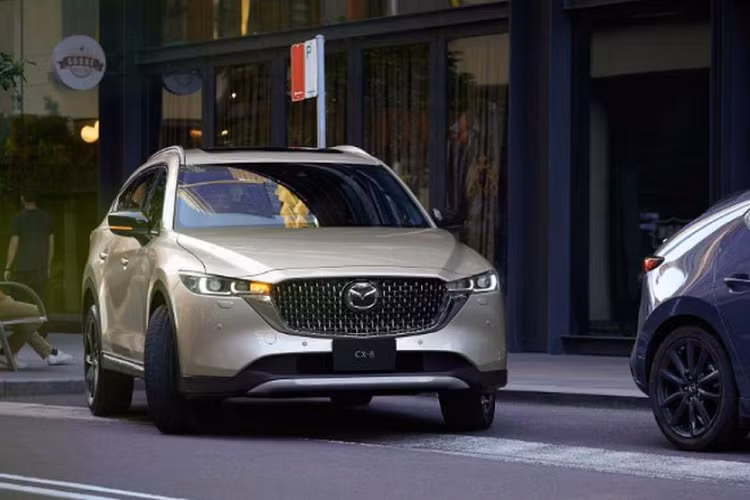 CX-8 cũng được bổ sung thêm một số trang bị an toàn như: hệ thống Cruising and Traffic Support, cho phép xe tự tăng tốc, phanh và giữ làn ở tốc độ thấp mà không cần sự can thiệp của người lái. Dự kiến, xe sẽ được bán ra tại thị trường Nhật Bản vào cuối tháng 12, giá xe Mazda CX-8 2023 tại Nhật Bản dao động khoảng 503 - 850 triệu đồng.