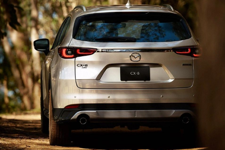 2 đèn hậu được nối với nhau bằng nẹp mạ crôm nằm vắt ngang trên cửa cốp như trước. Tuy nhiên, nẹp mạ crôm này không ăn sâu vào bên trong đèn hậu như phiên bản cũ. Bên cạnh đó, phần cản sau xe được thiết kế rộng hơn, giúp xe nhìn bề thế hơn. Tương tự cản trước, cản sau cũng có tấm ốp gầm giả mới.