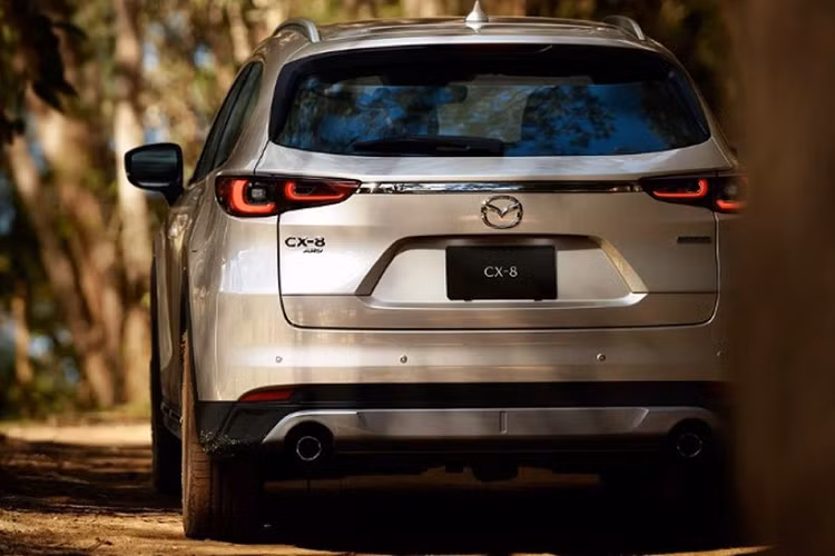 2 đèn hậu được nối với nhau bằng nẹp mạ crôm nằm vắt ngang trên cửa cốp như trước. Tuy nhiên, nẹp mạ crôm này không ăn sâu vào bên trong đèn hậu như phiên bản cũ. Bên cạnh đó, phần cản sau xe được thiết kế rộng hơn, giúp xe nhìn bề thế hơn. Tương tự cản trước, cản sau cũng có tấm ốp gầm giả mới.